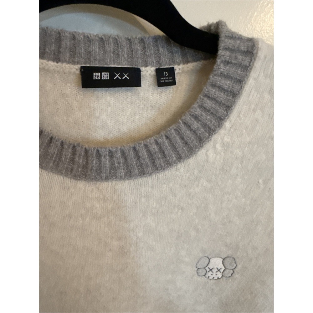 Uniqlo x KAWS Souffle Yarn Crewneck Sweater Size 13 Beige & Gray - Picture 2 of 8